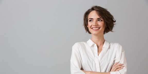 Junge Frau lächelt selbstbewusst