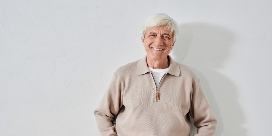 älterer Mann lächelt zufrieden