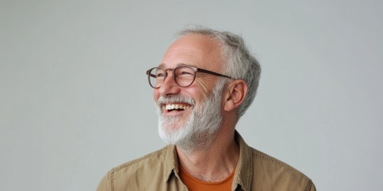 Alter Mann lacht glücklich (KI-generiert)