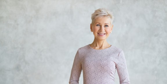 Ältere Frau lächelt entspannt