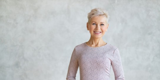 Ältere Frau lächelt entspannt