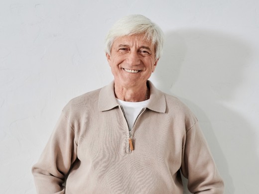 älterer Mann lächelt zufrieden