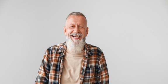 Älterer Mann lacht glücklich