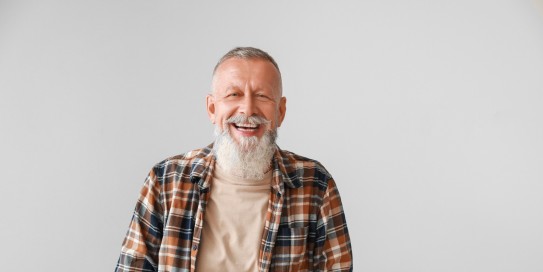 Älterer Mann lacht glücklich